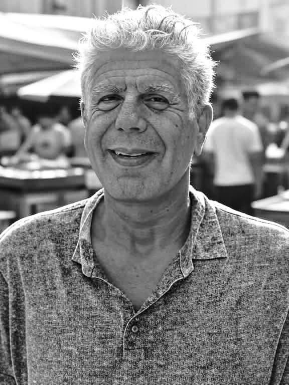 “Viajar no te hace mejor persona por arte de magia, pero te da la oportunidad de serlo. Cada plato que probé, cada calle que caminé, cada cultura que toqué, me enseñó que la vida no se trata de estar cómodo, sino de aprender a disfrutar la incomodidad.”

Anthony Bourdain