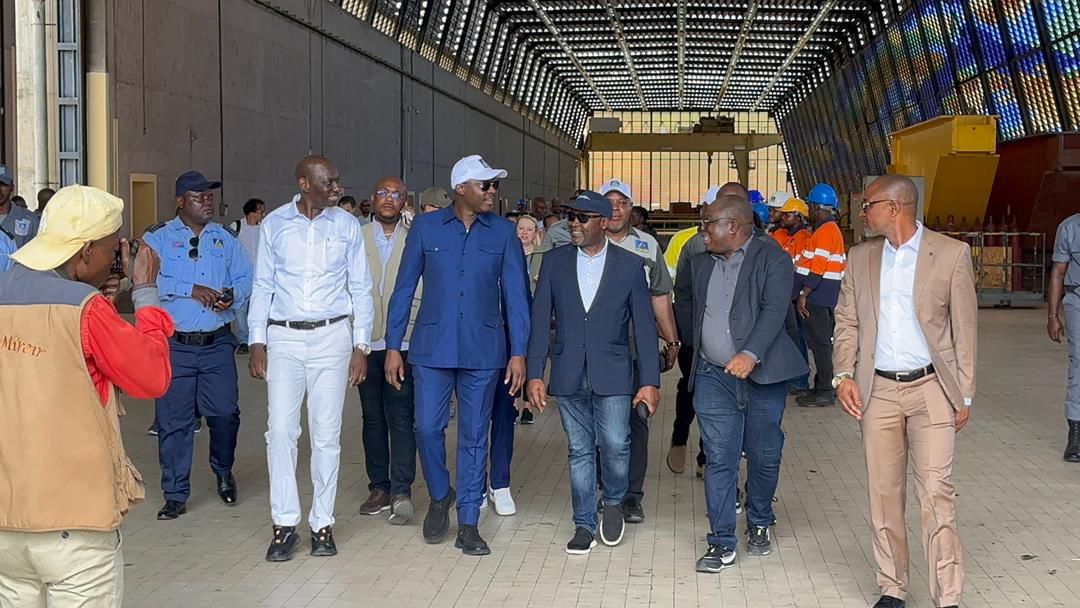 MoiseAsuku's tweet photo. #FLASH_INFOS 🎙
#RDC_SNEL
#BANQUE_MONDIALE

Inga 3: la SNEL et la Banque mondiale enclenchent la transformation énergétique de la RDC

Dans le cadre du renforcement du parc national de production électrique, le DG de la Société Nationale d’Électricité (SNEL SA), le Prof. Dr. Ir Teddy Lwamba Muba (@ted_lwamba), a conduit ce mardi 11 novembre une mission de haut niveau de la Banque mondiale sur le site emblématique d’Inga, dans la province du Kongo-Central.

Cette visite marque une étape décisive dans les préparatifs des études d’options pour le lancement du projet Inga 3 — un projet structurant, porteur d’espoir, destiné à redéfinir durablement le paysage énergétique de la République Démocratique du Congo.

La délégation comprenait notamment le Directeur des opérations de la Banque mondiale pour la région Afrique, M. Albert Zeufack, ainsi que des représentants de sept ambassades du G7 accréditées en RDC. Leur présence témoigne de l’intérêt stratégique et international que suscite ce méga-projet, véritable levier de souveraineté énergétique et de développement pour le pays.