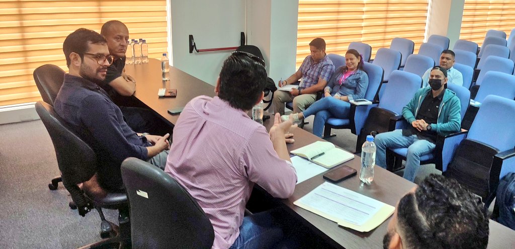 Agricultura_CZ4's tweet photo. #Manabi | El Subsecretario Óscar Jiménez, participó en una reunión de trabajo con directivos y docentes de la Facultad de Ing. Agrícola de la @UTMManabi, en el marco de articulación institucional con visión de vinculación de estudiantes con la política pública del @AgriculturaEc https://t.co/58GabEbaPO