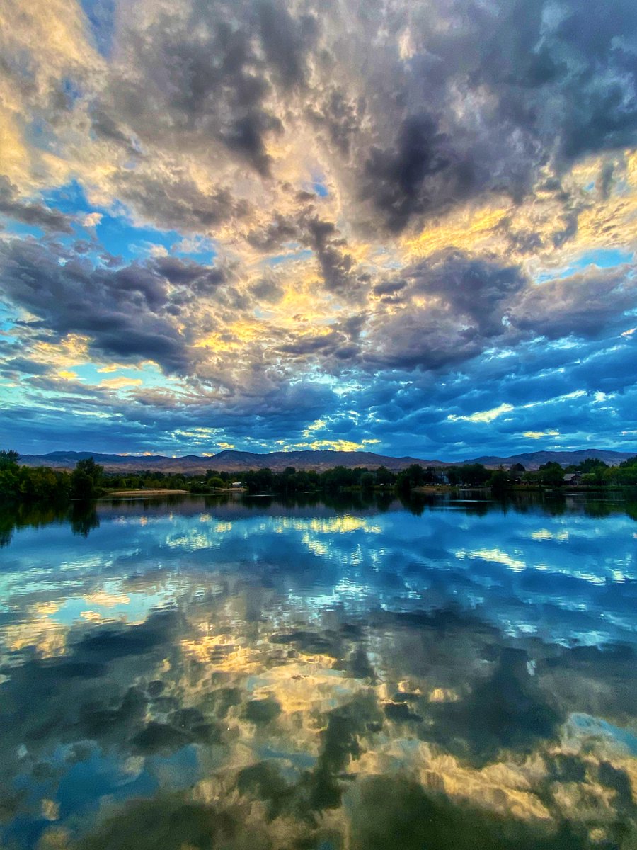 Gracing your timeline with beautiful skies…