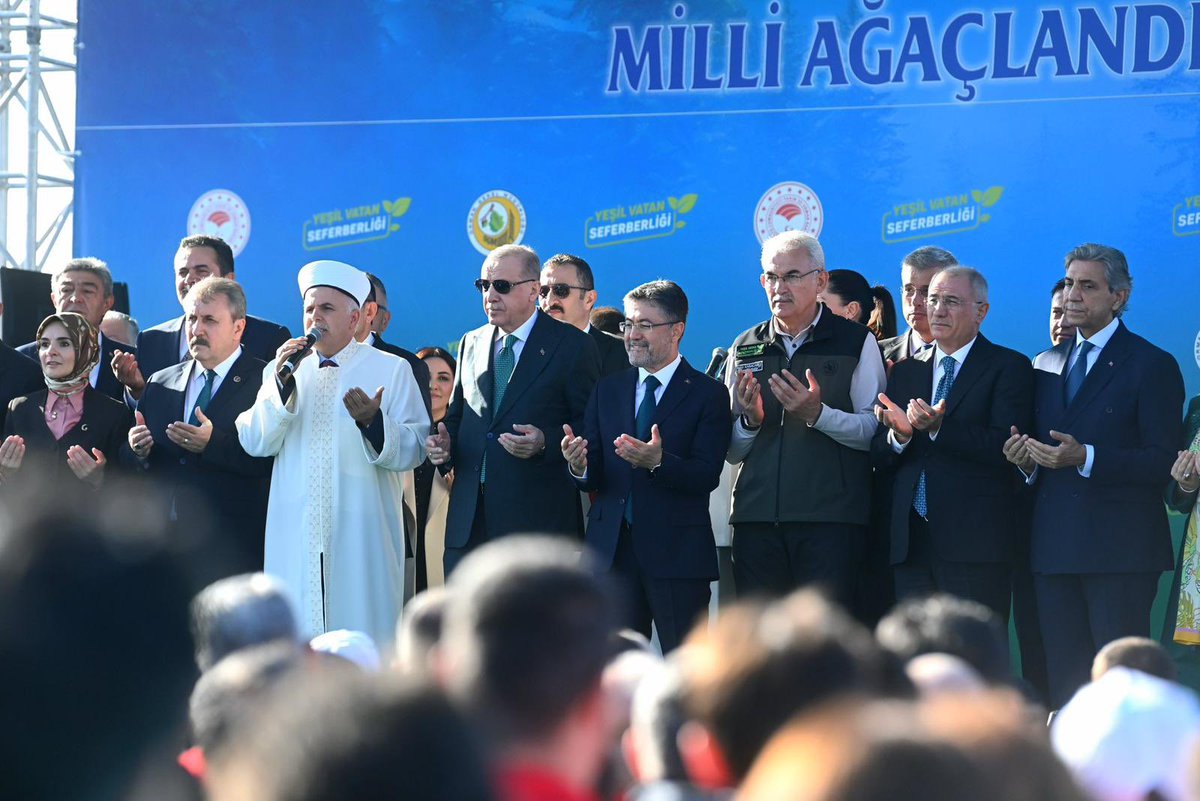 OGMgovtr's tweet photo. Cumhurbaşkanımız Sayın @RTErdogan ‘ın teşrifleriyle başlatılan #YeşilVatanSeferberliği kapsamında, milletçe el ele vererek milyonlarca fidanı toprakla buluşturmanın gururunu yaşıyoruz.
Sayın Cumhurbaşkanımıza öncülükleri için şükranlarımızı sunuyoruz. 🌳🌲🇹🇷 https://t.co/7w76EnuMKK