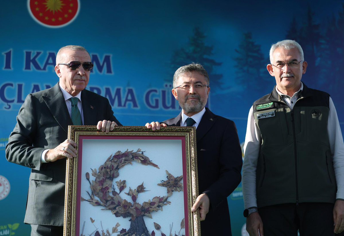 OGMgovtr's tweet photo. Cumhurbaşkanımız Sayın @RTErdogan ‘ın teşrifleriyle başlatılan #YeşilVatanSeferberliği kapsamında, milletçe el ele vererek milyonlarca fidanı toprakla buluşturmanın gururunu yaşıyoruz.
Sayın Cumhurbaşkanımıza öncülükleri için şükranlarımızı sunuyoruz. 🌳🌲🇹🇷 https://t.co/7w76EnuMKK