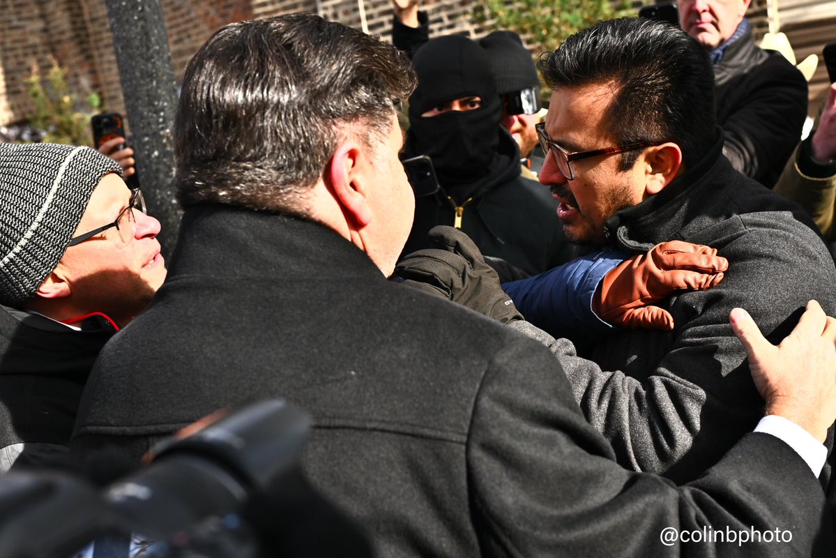 colinbphoto's tweet image. Ald. Byron Sigcho Lopez (25th) confronts Gov. JB Pritzker after a Veterans Day rally in Little Village, and Ald. Mike Rodriguez (22nd) intervenes. “This is my ward! This is my ward!” Rodriguez chirps back as Sigcho-Lopez grills about state police.

#OnAssignment for @BlockClubCHI