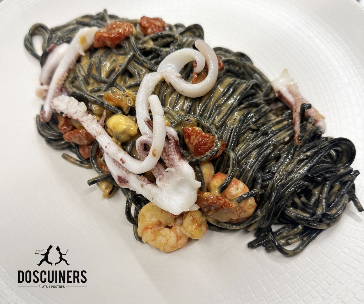 DosCuiners's tweet image. 😋QUINS PLATS...👩🏻‍🍳
Espaguetis de tinta amb musclo, gambeta i calamar🍤🇮🇹
Llom de bacallà amb sopa de ceba, pernil, rovelló i crostons🐟
Trinxat de col, patata i mongetes del ganxet amb panxeta de porc de pagès🥬🐖
📌doscuiners.com
#DosCuiners #Maresme #Mataró #Barcelona