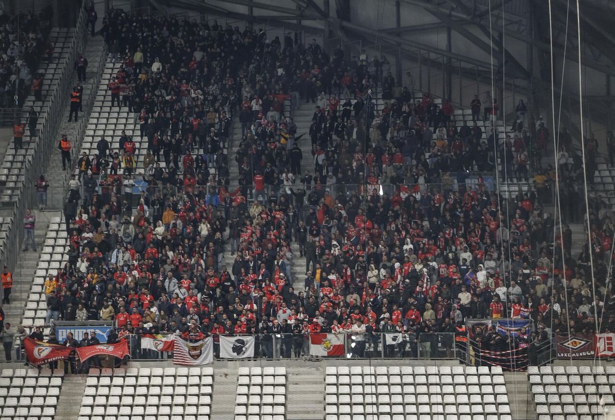 CurtaVermelha's tweet image. Sport Lisboa e Benfica no Vélodrome 🇫🇷