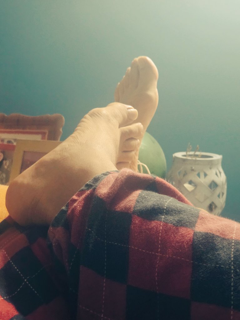 maxpic7's tweet photo. Giornata stancante....piedi che necessitano di massaggio e non solo.... https://t.co/IeVXx92NKJ