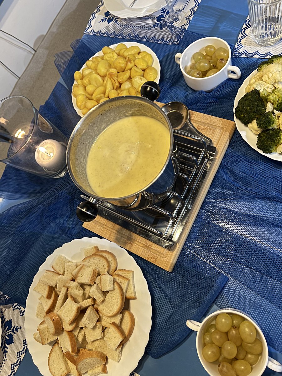 Jako warszawiacy obchodzimy dziś centrum miasta szerokim łukiem. I tak zorganizowałam z bratem jego imieniny i moje zaległe urodziny. Zrobiliśmy fondue. Było pysznie, wesoło i rodzinnie. :)