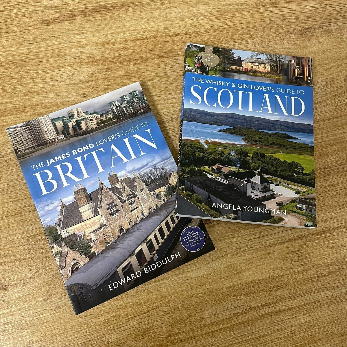 PSHistory's tweet photo. βοΈπ Two for Tuesday: UK #Travel edition πβοΈ
π The James Bond Lover's Guide to Britain by Edward Biddulph πΈ
π The Whisky and Gin Lover's Guide to Scotland by Angela Youngman π₯
@WhiteOwlBooks #CityGuides https://t.co/IxmVenFTs7