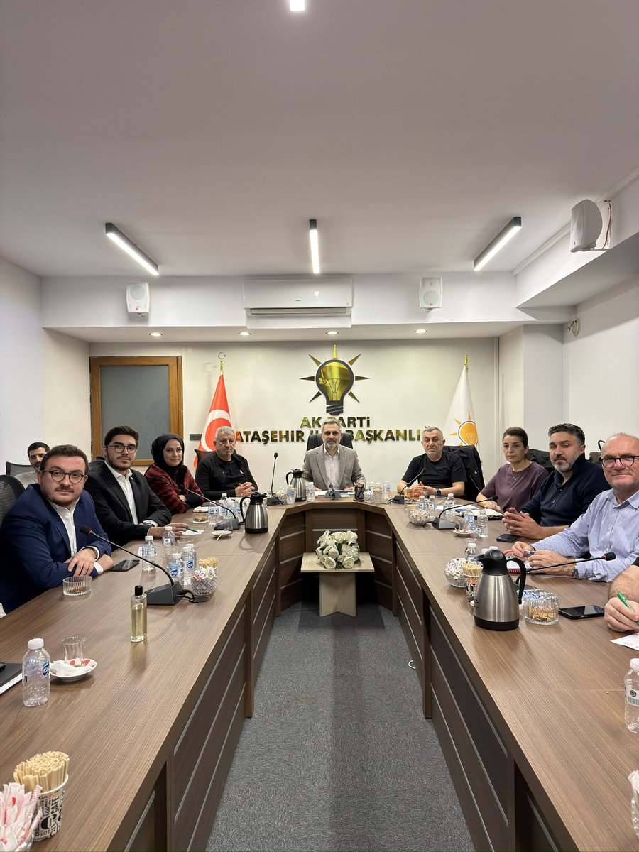 Haftalık ilçe Yürütme ve Yönetim Kurulu Toplantımızı teşkilat mensuplarımızın katılımlarıyla gerçekleştirdik.

Önümüzdeki süreçte gerçekleştireceğimiz çalışmaları müzakere ettik.

<a href="/atasehirakparti/">AK Parti Ataşehir</a> 
<a href="/abdullahozdemir/">Abdullah Özdemir</a>