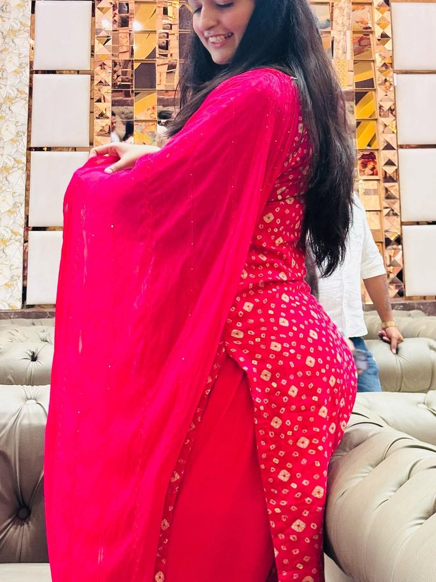 Rojjiwidekass's tweet photo. When I am unmarried, I'm so happy with my own life . #married #desi #punjabigirl #punjabigirls #punjabi https://t.co/GLFZvDA8qp
