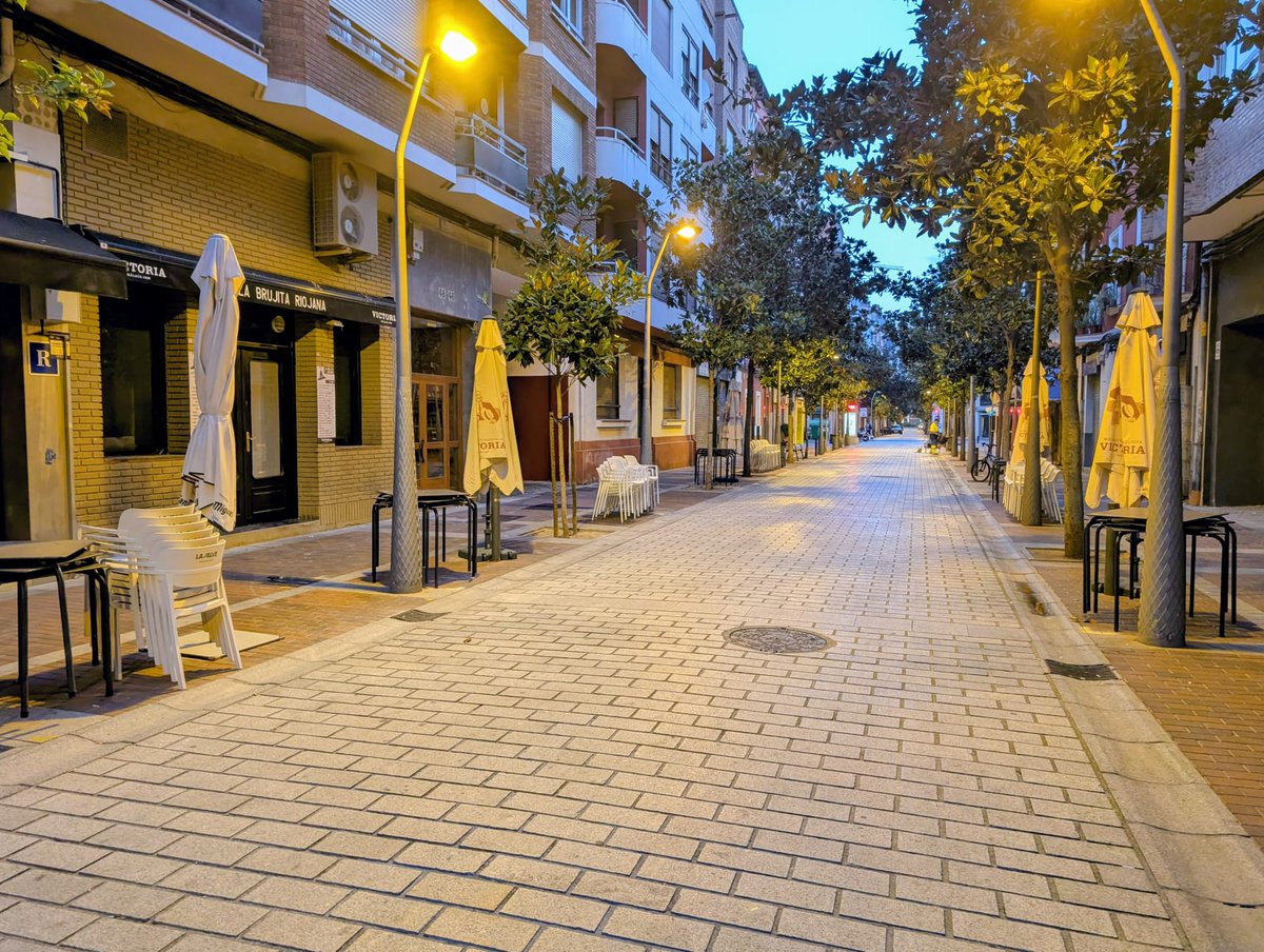 campinarri's tweet photo. @DemandaCasco_ @DadivasPrebenda Y lo de dejar las sillas, mesas y sombrillas en la calle desde el domingo por la noche aunque el lunes cierren por descanso semanal ¿Qué? https://t.co/TpBtYjHRg3