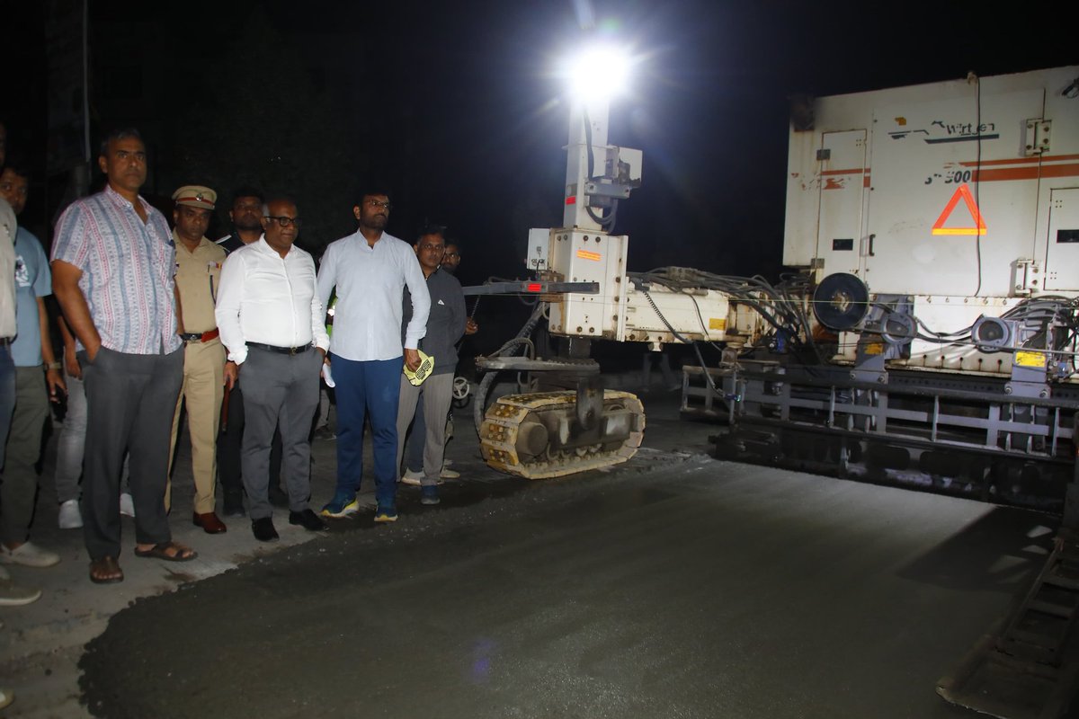 ಬೆಂಗಳೂರು ಪೂರ್ವ ನಗರಪಾಲಿಕೆ ವ್ಯಾಪ್ತಿಯ ಹೆಣ್ಣೂರು–ಬಾಗಲೂರು ರಸ್ತೆಯಲ್ಲಿ ಕೈಗೆತ್ತಿಕೊಂಡಿರುವ ವೈಟ್ ಟಾಪಿಂಗ್ ಕಾಮಗಾರಿಯನ್ನು ಮುಖ್ಯ ಆಯುಕ್ತರಾದ ಮಹೇಶ್ವರ್ ರಾವ್ ರವರು ಪರಿಶೀಲಿಸಿ, ಅಗತ್ಯ ನಿರ್ದೇಶನಗಳನ್ನು ನೀಡಿದರು.

ಈ ಸಂದರ್ಭದಲ್ಲಿ ಉತ್ತರ ಸಂಚಾರ ಡಿಸಿಪಿ ಜಯಪ್ರಕಾಶ್, ಮುಖ್ಯ ಅಭಿಯಂತರರಾದ ಡಾ. ರಾಘವೇಂದ್ರ ಪ್ರಸಾದ್,