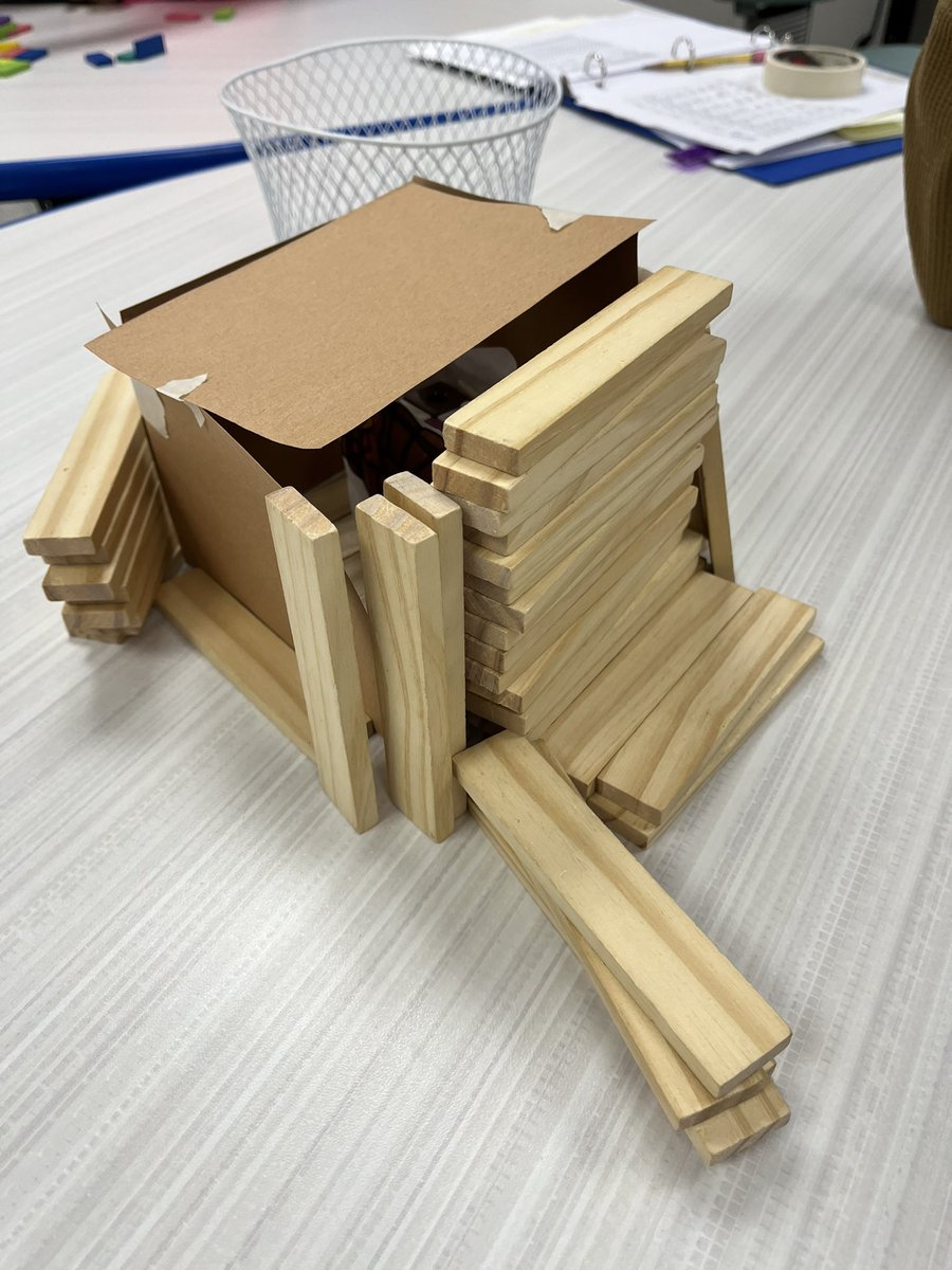 SteamMrs's tweet image. Mrs. Piccolo’s class made turkey hideouts. #steam @LopatES