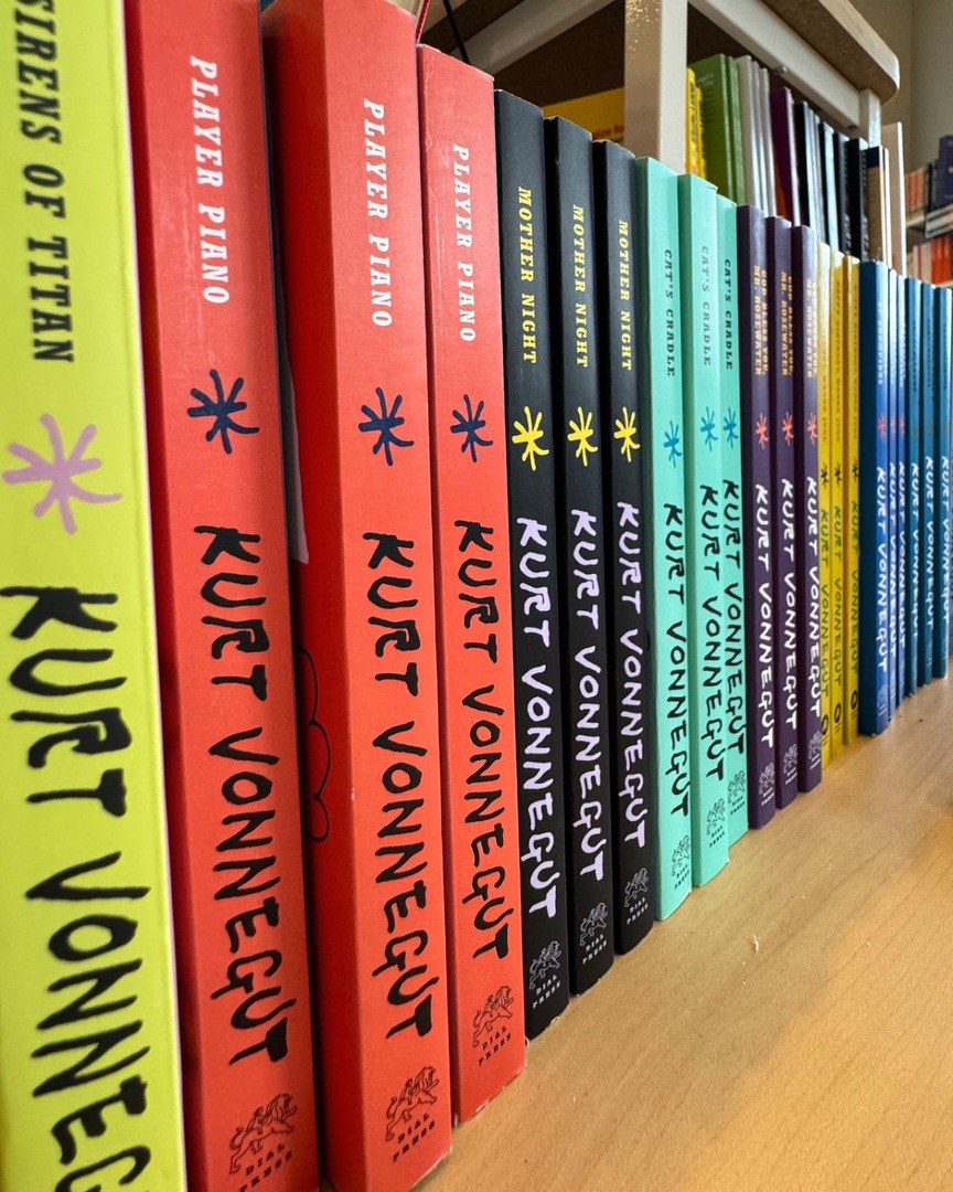 INHumanities's tweet image. It&apos;s Kurt Vonnegut&apos;s birthday today — he would have been 103 years old. 🎂 

If you&apos;d like to celebrate the Indiana author, we suggest picking up one of his classic novels like &quot;Cat&apos;s Cradle&quot; or taking a trip to the Kurt Vonnegut Museum and Library in Indianapolis.