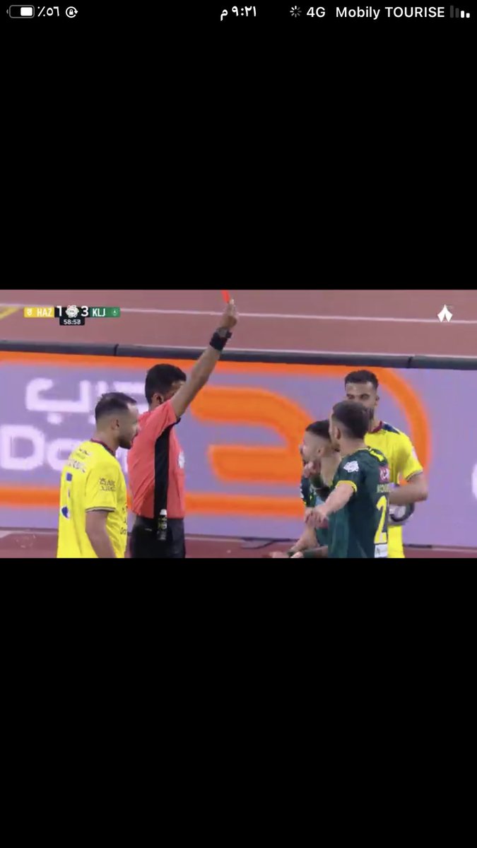 #الضحيه_القادمه_الخليج 
قبل مباراة النصر القادمه بعد التوقف طرد الحكم المحلي مهاجم وهداف الخليج فرنانديز 
كما طرد بايش الرياض والعييري لاعب نيوم(صدفه صح)
دعم على المكشوف وعينك تشوف‼️☝️