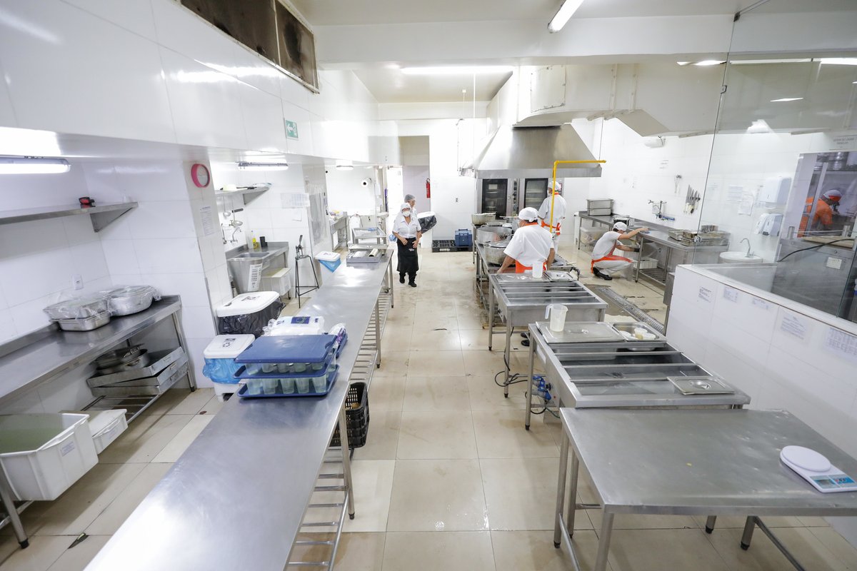 Cozinhas reformadas nos hospitais do DF garantem mais qualidade e segurança alimentar para pacientes. Desde 2019, oito hospitais tiveram as estruturas modernizadas e ampliadas, que produzem mais de 20,6 mil refeições balanceadas todos os dias.

Saiba mais: encurtador.com.br/mYwC