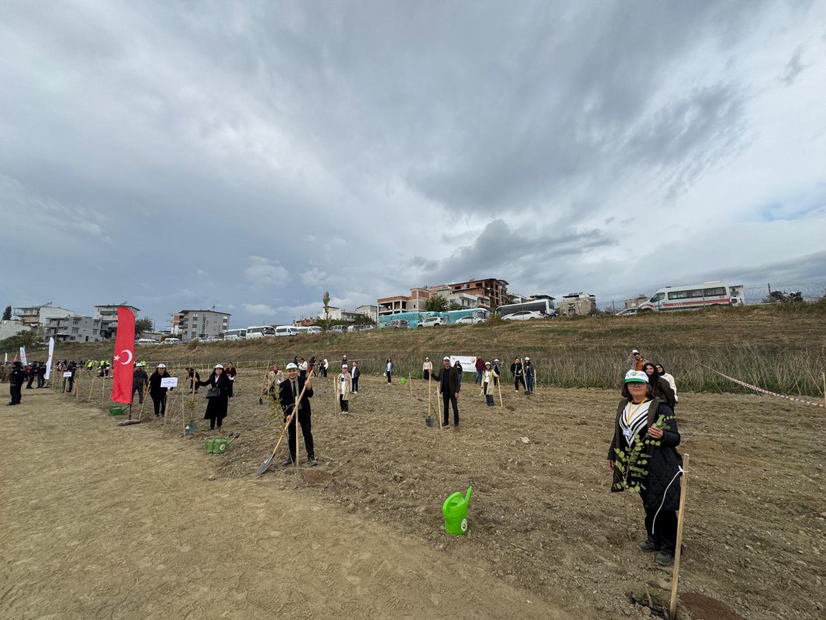 Valimiz Sn.Yakup CANBOLAT himayeleri, Rektörümüz Sn. Prof. Dr. Bülent KENT öncülüğünde Üniversitemiz ile birlikte  #millağaçlandırmagünü'ne Fakültemiz Akademik - İdari Personeli ve Öğrencilerimizle birlikte katılım sağladık. #adü #aydınadnanmenderesüniversitesi #dişhekimliği 🇹🇷