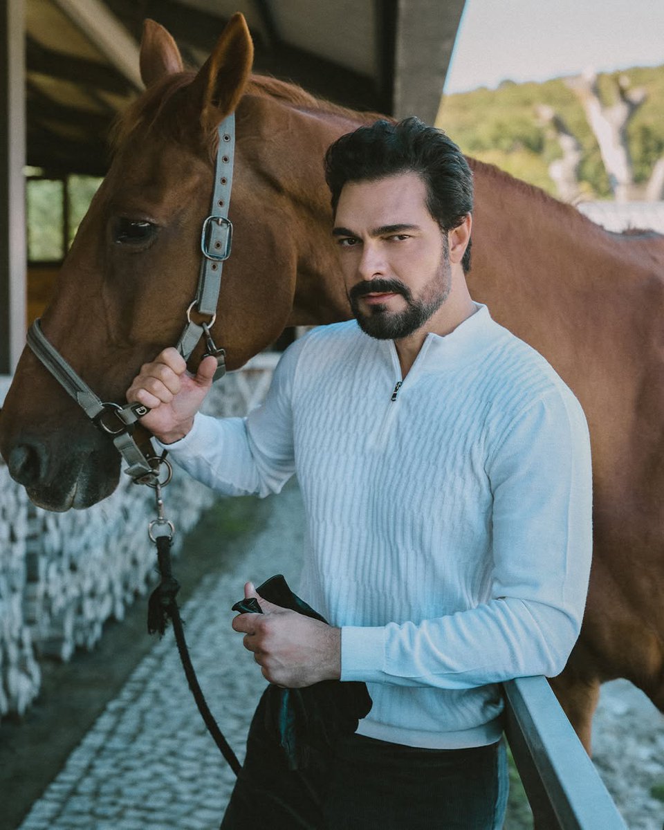 "One look — and the world pauses."💥💥
#HalilİbrahimCeyhan 
#Bisse