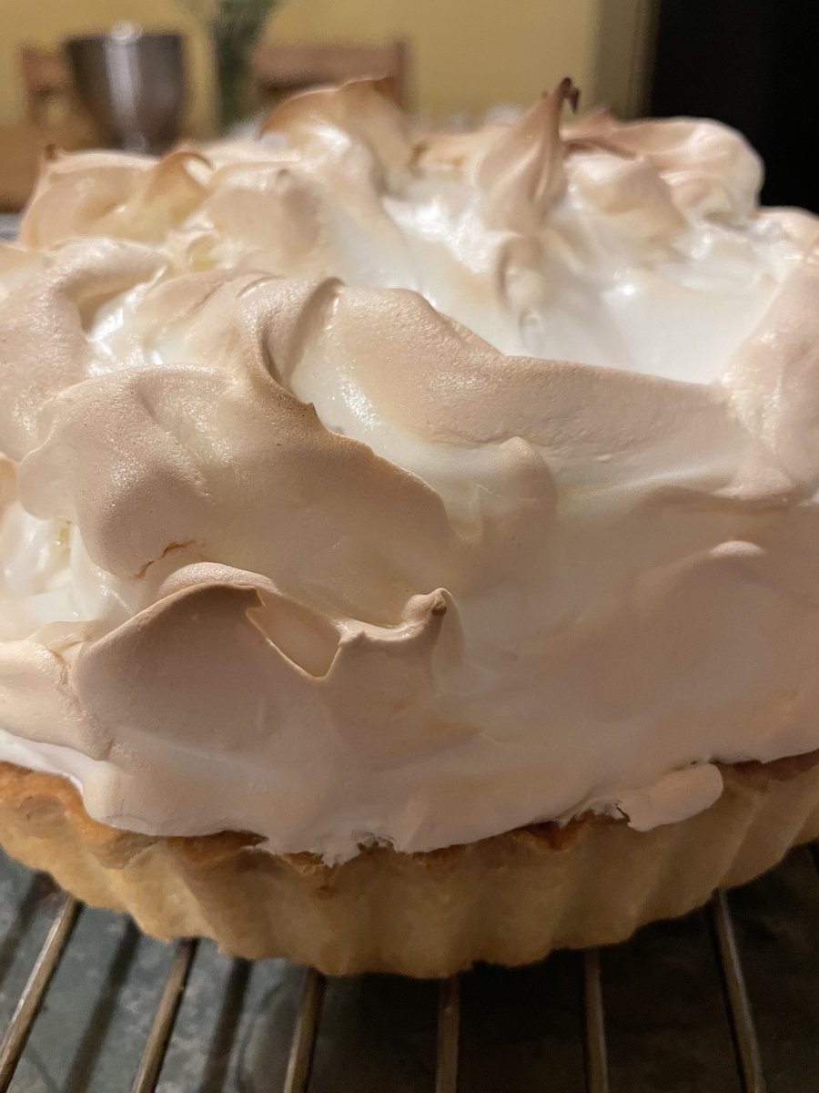 I’ve been wanting to make this for ages, from scratch. Lemon meringue pie in my new tin 🍋