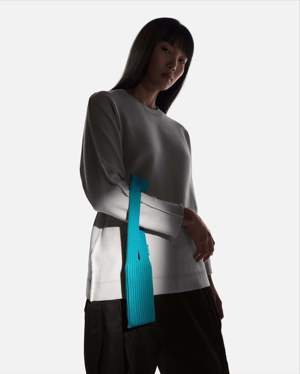 بشكل رسمي آبل تعلن وبتعاون يعتبر الأول من نوعه مابين Apple Inc ودار الأزياء اليابانية issey Miyake يحيث تم الكشف عن  iPhone Pocket حافظة متنقلة للآيفون بجانب الأكسسوارات ثلاثي الأبعاد وإصدار محدود جدا يبدأ سعره من 149.95$ ويتوفر للبيع بتاريخ 14 نوفمبر 

#تقنية #Apple