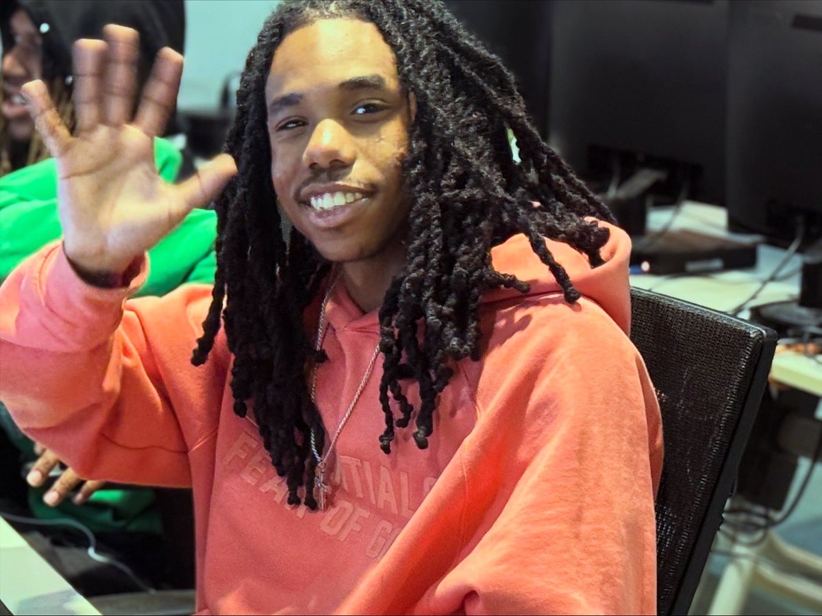 ilmediaschool's tweet image. Locked in and laser focused 🎯💪
No distractions, just dedication and drive 🔥
Every goal starts with focus 👀✨

#BeOnAir #StayFocused #FutureLoading #IMSChicago #LevelUp