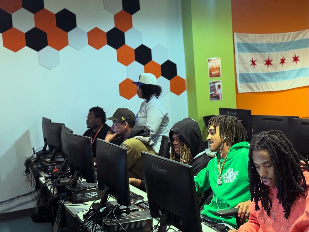 ilmediaschool's tweet image. Locked in and laser focused 🎯💪
No distractions, just dedication and drive 🔥
Every goal starts with focus 👀✨

#BeOnAir #StayFocused #FutureLoading #IMSChicago #LevelUp