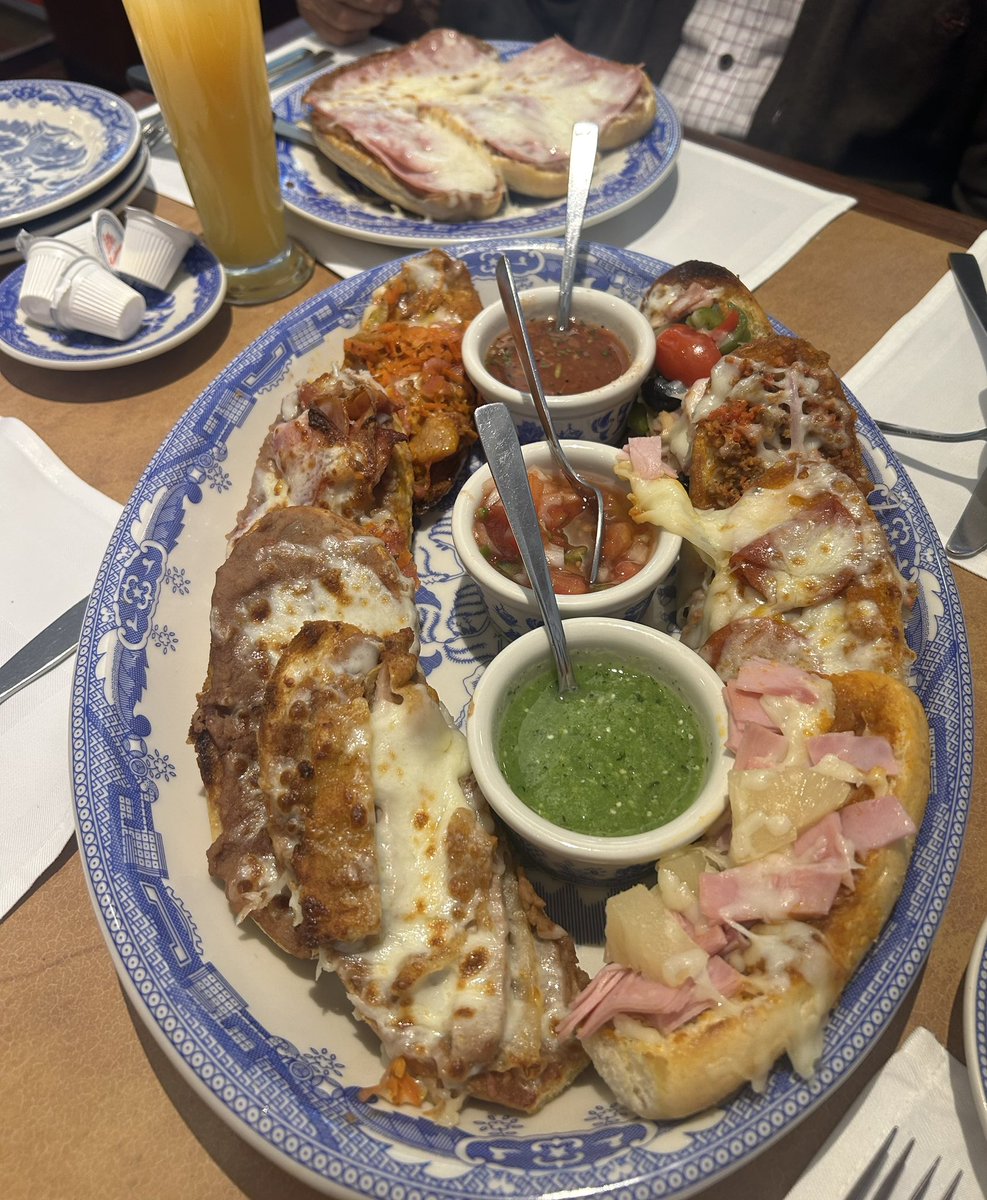 Imagínate estarme criticando y yo bien agusto en el festival de molletes del Sanborns