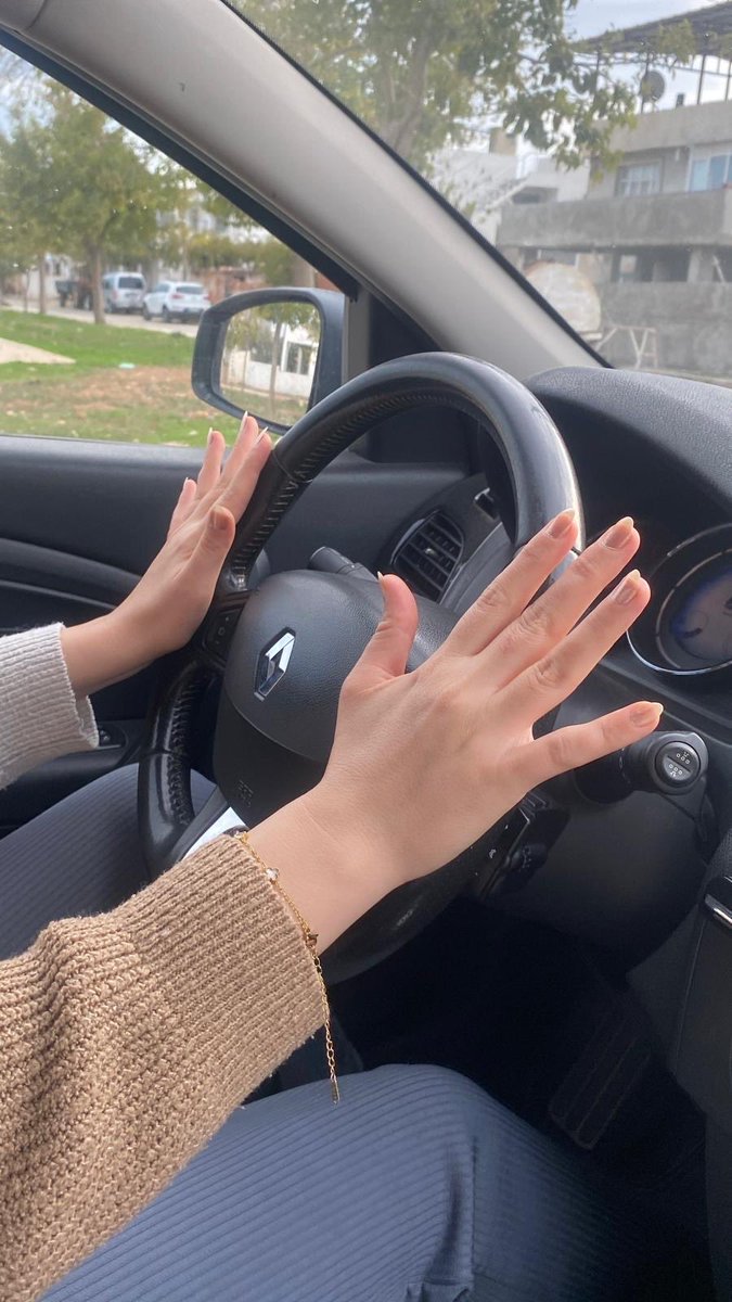 izezeizezei's tweet photo. Ojen henüz kurumamıştır ama ehliyeti olan tek kişi sensindir sürüşü 😁🚘 https://t.co/NFtpo6pLLs
