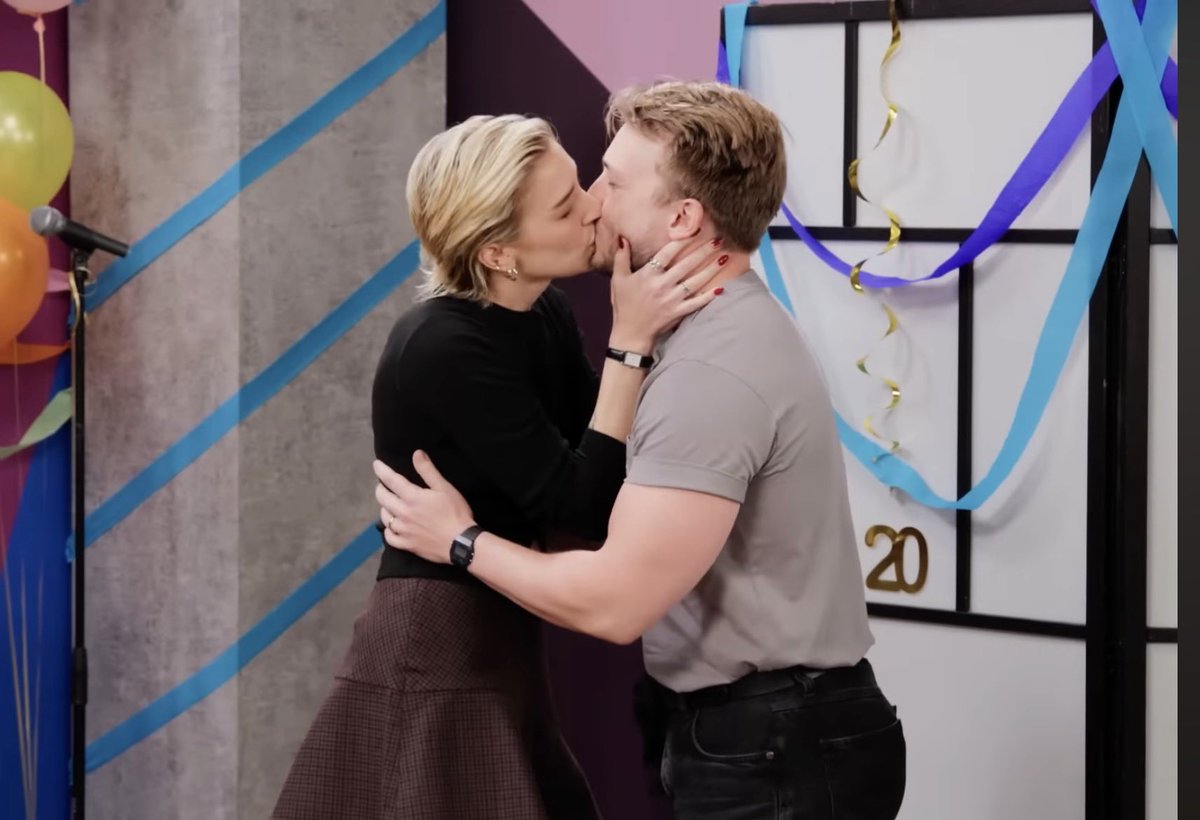 ShourtneyClips's tweet photo. fuckin ew i cant believe coworkers are otut there doing this for fun bruh dont they have to be married to do this??? https://t.co/e8HHDFvduS