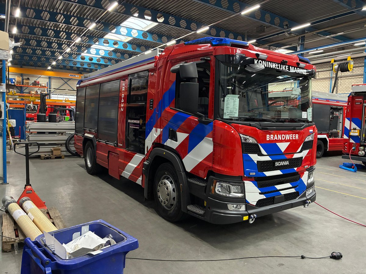 twanlangenhuiz1's tweet photo. Begin volgend jaar worden onze Mercedessen vervangen door fonkelnieuwe Scania's met een Rosenbauer AT opbouw. 3000 kilo meer laadvermogen ( 18 ton) met 380 PK! @marinebrandweer @kon_marine @vrnhn ! https://t.co/nY66S5MWSI