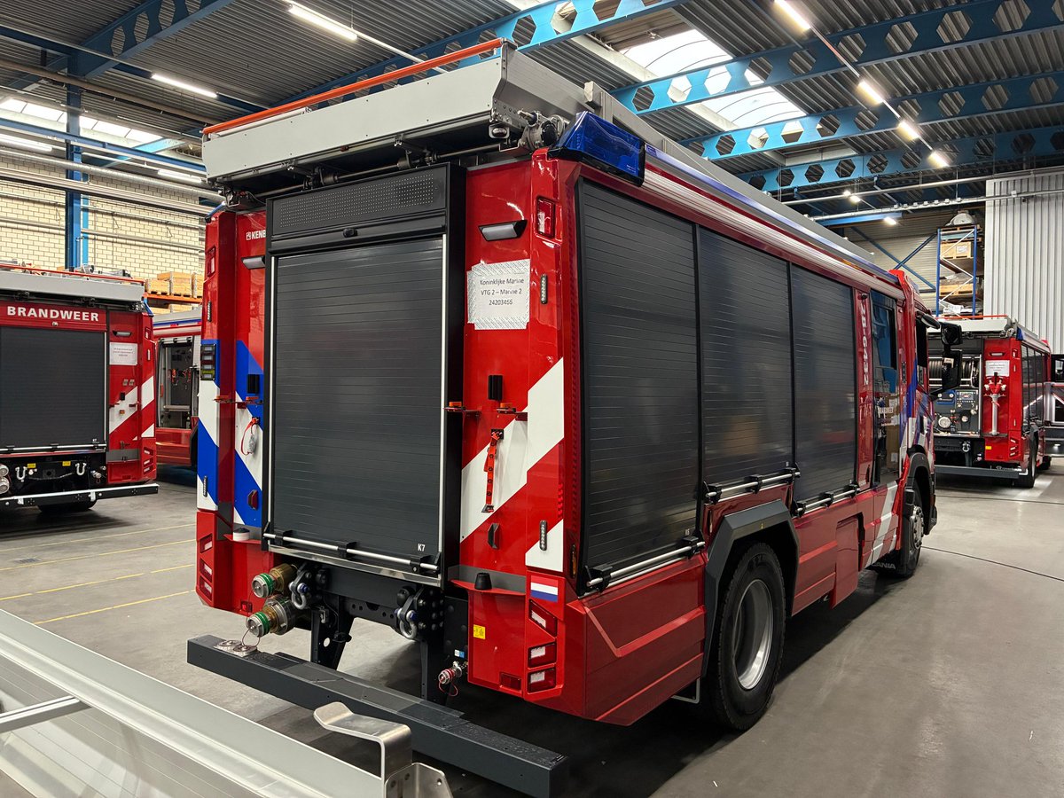 twanlangenhuiz1's tweet photo. Begin volgend jaar worden onze Mercedessen vervangen door fonkelnieuwe Scania's met een Rosenbauer AT opbouw. 3000 kilo meer laadvermogen ( 18 ton) met 380 PK! @marinebrandweer @kon_marine @vrnhn ! https://t.co/nY66S5MWSI