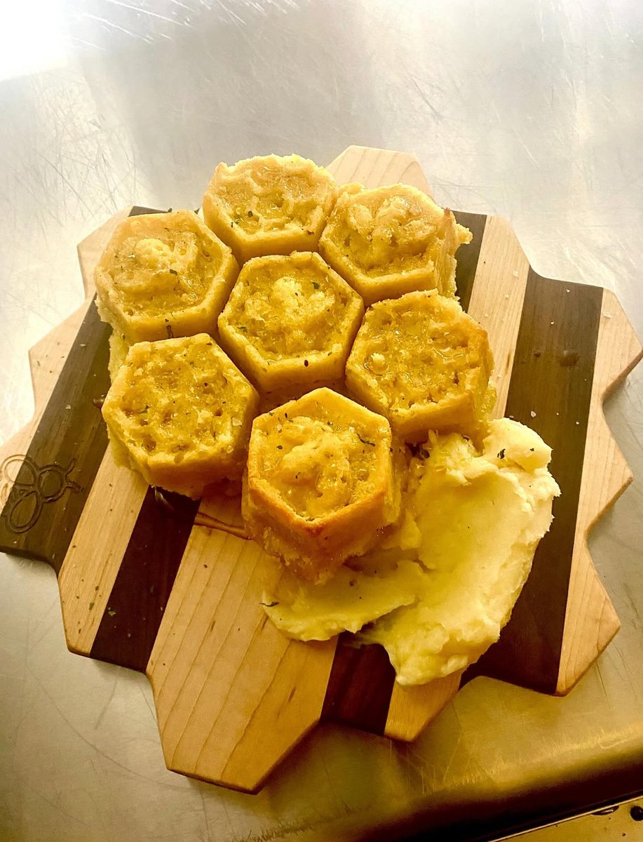 FreshOnTheMenu's tweet image. Southern comfort is a warm piece of cornbread on a cold day. ❤️❄️ The War Mouth has been using The Congaree Milling Company cornmeal to make their cornbread for years, which are complimented by locally-made serving boards by @reaveswoodworks. 

📸 The War Mouth (Columbia, SC)