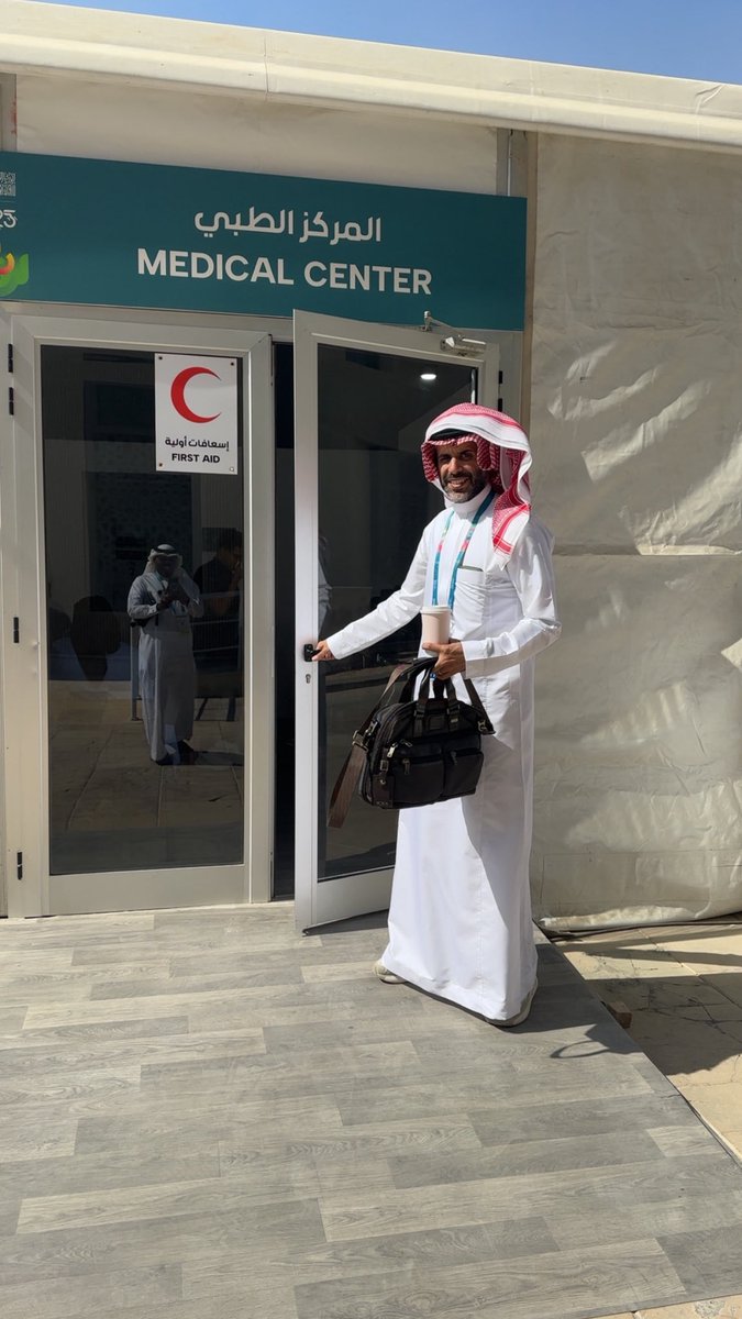 MaherPT's tweet photo. تشرفت بزيارة الدكتور إبراهيم القرني المدير الطبي لدورة ألعاب التضامن الإسلامي #الرياض2025 في القرية الأولمبية بجامعة الأميرة نورة بنت عبدالرحمن.
كما تشرفت بزيارة الجهاز الطبي لفريق السعودية @TeamSaudi ، وكلي فخر بزملائي وزميلاتي على ما يقدمونه من جهود مميزة وعمل متقن في خدمة الرياضيين من فحص وتجهيز وعلاج واستشفاء. 🇸🇦💪
#الطب_الرياضي #ألعاب_التضامن_الإسلامي #الاتحاد_السعودي_للطب_الرياضي