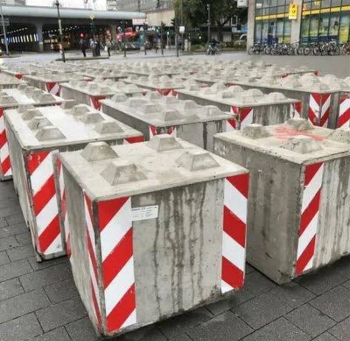 Wenn die Weihnachtszeit beginnt: 

In anderen Ländern alles weihnachtlich geschmückt und es duftet nach Plätzchen. 

In Deutschland so: