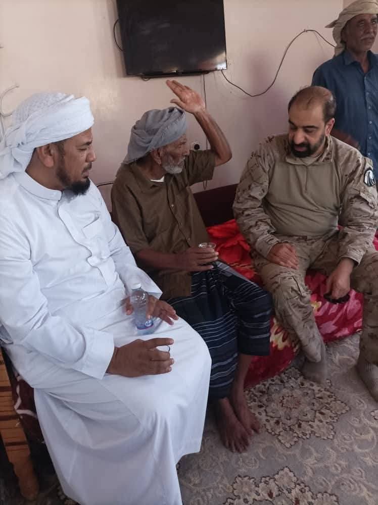 SubaihBaawad's tweet image. العميد &quot;ابو علي الحضرمي&quot;صالح بن الشيخ ابو بكر، قائد الدعم الأمني لـ قوات النخبة الحضرمية يزور المقدم سالمين الجويد باسلوم في منزله بمنطقة العيون للإطمئنان على صحته.