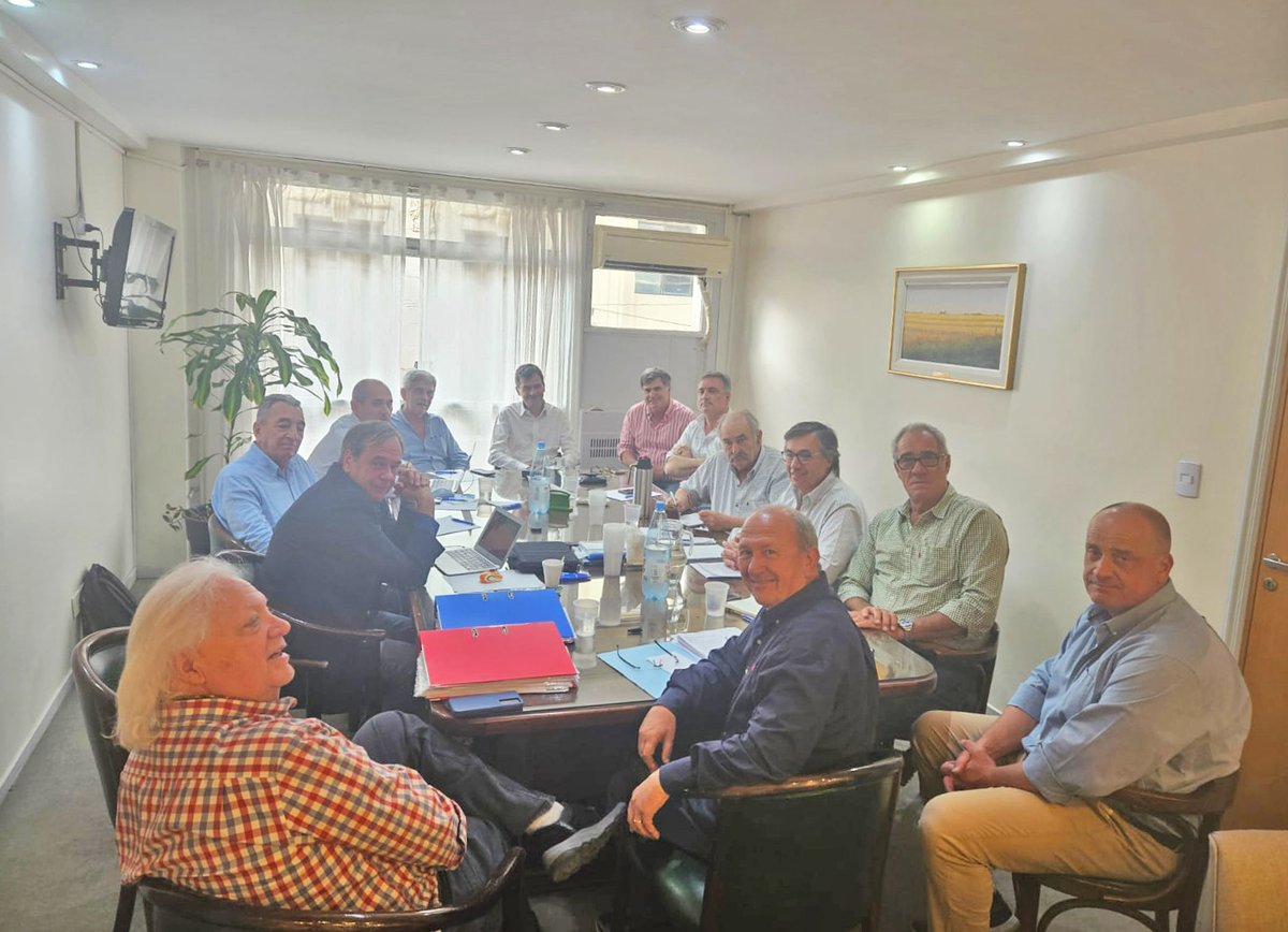 La Mesa Ejecutiva de CRA se reúne con la mirada puesta en el productor argentino 🇦🇷
En la antesala de la Asamblea General Ordinaria y del Consejo Superior Directivo de mañana, Confederaciones Rurales Argentinas lleva adelante de manera presencial, en su sede, la reunión de su