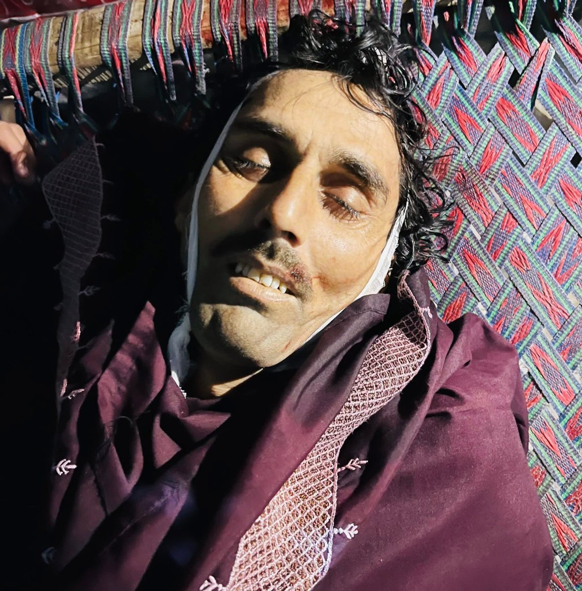 محسن نقوی نے آج کہا کے پشتونوں سے درخواست ہے کہ وہ اپنی بدنامی نہ کریں اور فوجی آپریشن کی صورت میں اپنی سیکیورٹی فورسز کا ساتھ دیں۔
تاہم آج انکی فوج نے3بے گناہ بندوں کو اج عصر کے دوران ٹوچی پل کے مقام سیدھی گولی مارکر شہید کردیئے
   نہ کوئی احتساب ہے، نہ انصاف کا نظام ہے نہ میڈیا