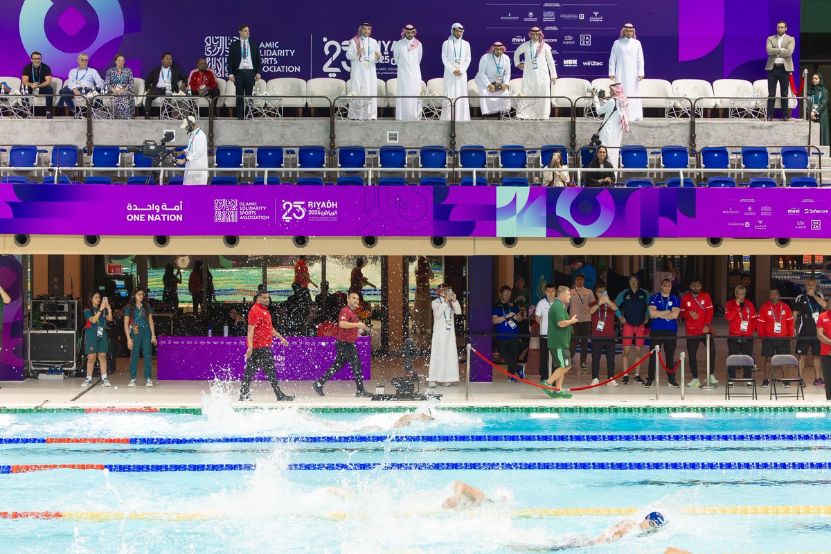 دعـم ومتابعـة 🇸🇦💚

📸| سمو الوزير الأمير عبدالعزيز بن تركي الفيصل، وزير الرياضة ورئيس اللجنة الأولمبية والبارالمبية السعودية <a href="/AbdulazizTF/">عبدالعزيز بن تركي الفيصل</a>، خلال حضوره منافسات السباحة ضمن دورة ألعاب التضامن الإسلامي، واحتفاءه بأبطال #فريق_السعودية 🏊‍♂️ المتوجين زيد السراج 🥇و عماد الزبن🥉