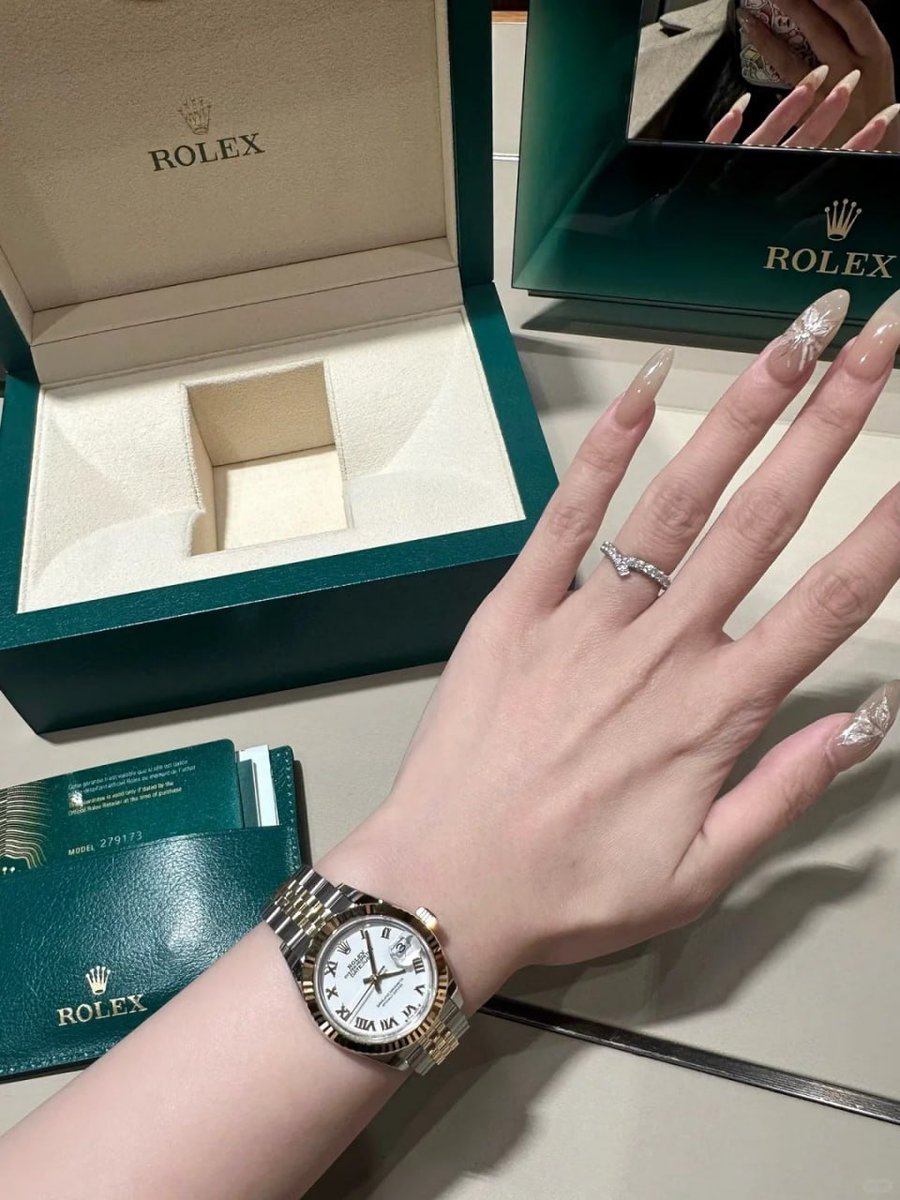 li_channa385's tweet photo. Feeling luxurious and on top of the world with my new Rolex watch! Today is just shining a little brighter ⌚️ https://t.co/jYiP4JD0Bh