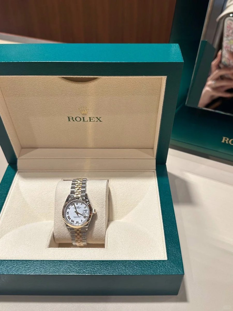 li_channa385's tweet photo. Feeling luxurious and on top of the world with my new Rolex watch! Today is just shining a little brighter ⌚️ https://t.co/jYiP4JD0Bh
