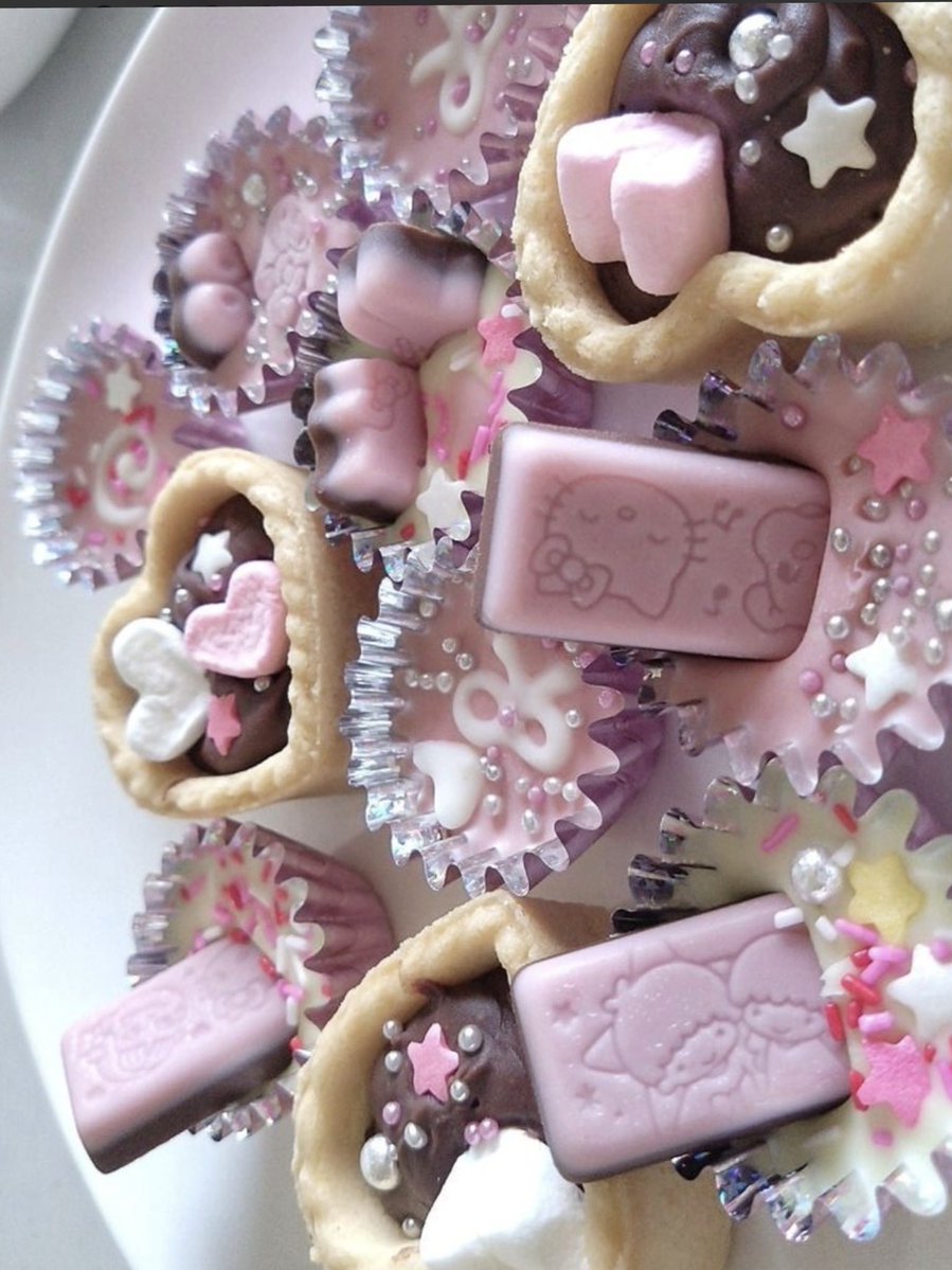 redlambr's tweet image. under construction