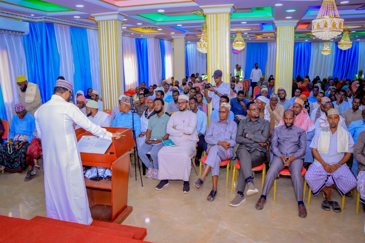 HonSidow's tweet photo. Today, in the city of Baidoa, I inaugurated a workshop organized for some of the religious scholars from local mosques, teachers from madrasas, women, traditional elders, and youth.

This workshop, which holds great importance for the community, will continue for two days. I am hopeful that it will produce outcomes that will benefit both our country and our people, Insha’Allah.

Best regards,
H.E. Nor Sidow Baba