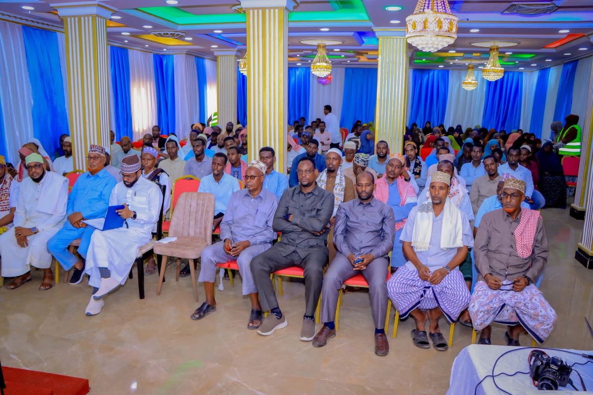 HonSidow's tweet photo. Today, in the city of Baidoa, I inaugurated a workshop organized for some of the religious scholars from local mosques, teachers from madrasas, women, traditional elders, and youth.

This workshop, which holds great importance for the community, will continue for two days. I am hopeful that it will produce outcomes that will benefit both our country and our people, Insha’Allah.

Best regards,
H.E. Nor Sidow Baba