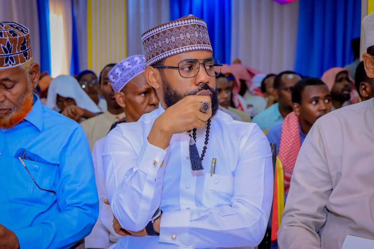 HonSidow's tweet photo. Today, in the city of Baidoa, I inaugurated a workshop organized for some of the religious scholars from local mosques, teachers from madrasas, women, traditional elders, and youth.

This workshop, which holds great importance for the community, will continue for two days. I am hopeful that it will produce outcomes that will benefit both our country and our people, Insha’Allah.

Best regards,
H.E. Nor Sidow Baba