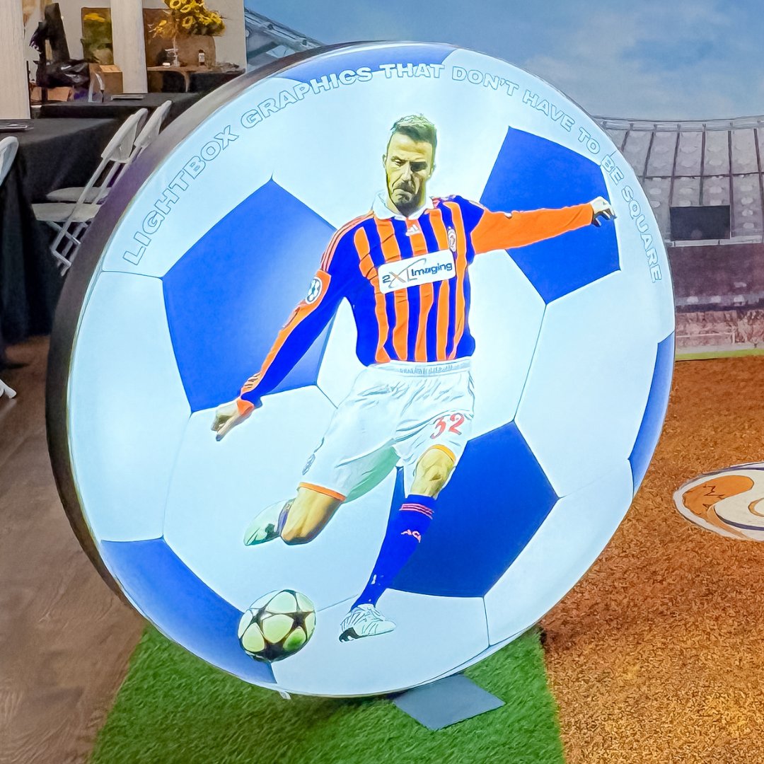 2XLImaging's tweet image. Who says lightboxes have to be square? Think outside the box—literally—and shine brighter with bold, round lightbox designs that will make your #tradeshow #graphics stand out from the crowd.  #wideformatprinting #eventgraphics #events #eventsignage #banners #2XLImaging #lightbox