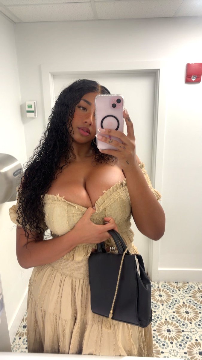 Sixsevencubam's tweet photo. I am still single because men prefer short girls and are intimidated by a 6’7💔 https://t.co/jv7NOxsXFw