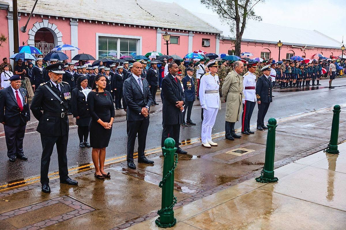 BdaGovernment's tweet image. #RemembranceDay in images 📸
Today, against the backdrop of a cloudy sky, we #remembered the courage and bravery of all who served and sacrificed. 
#Lestweforget 🇧🇲🎖🌹