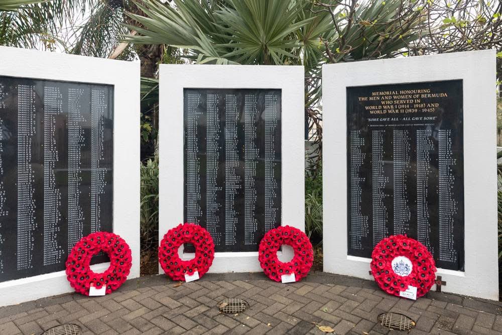 BdaGovernment's tweet image. #RemembranceDay in images 📸
Today, against the backdrop of a cloudy sky, we #remembered the courage and bravery of all who served and sacrificed. 
#Lestweforget 🇧🇲🎖🌹