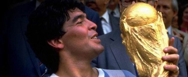 MARADONA, UN DIOS MUY HUMANO

"Diego, el mito viviente logrando que el sur de Italia pudiera disputarle la hegemonía durante varios años al norte rico"
👉 Por Juan Susel

"Su risa y sus intervenciones se extrañan, en un mundo de muñequitos educados que nunca rompen el molde"