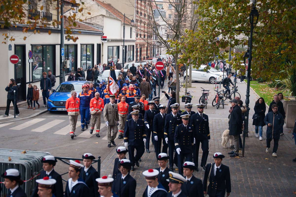 🇫🇷 11 Novembre | #ColombesSeSouvient 🕊️

Il y a 107 ans, à la 11e heure du 11e jour du 11e mois, l’Armistice mettait un terme à un conflit sans précédent.

En ce #11Novembre 2025, et à la veille du 10e anniversaire des terribles attentats qui ont frappé notre Nation, faisons le